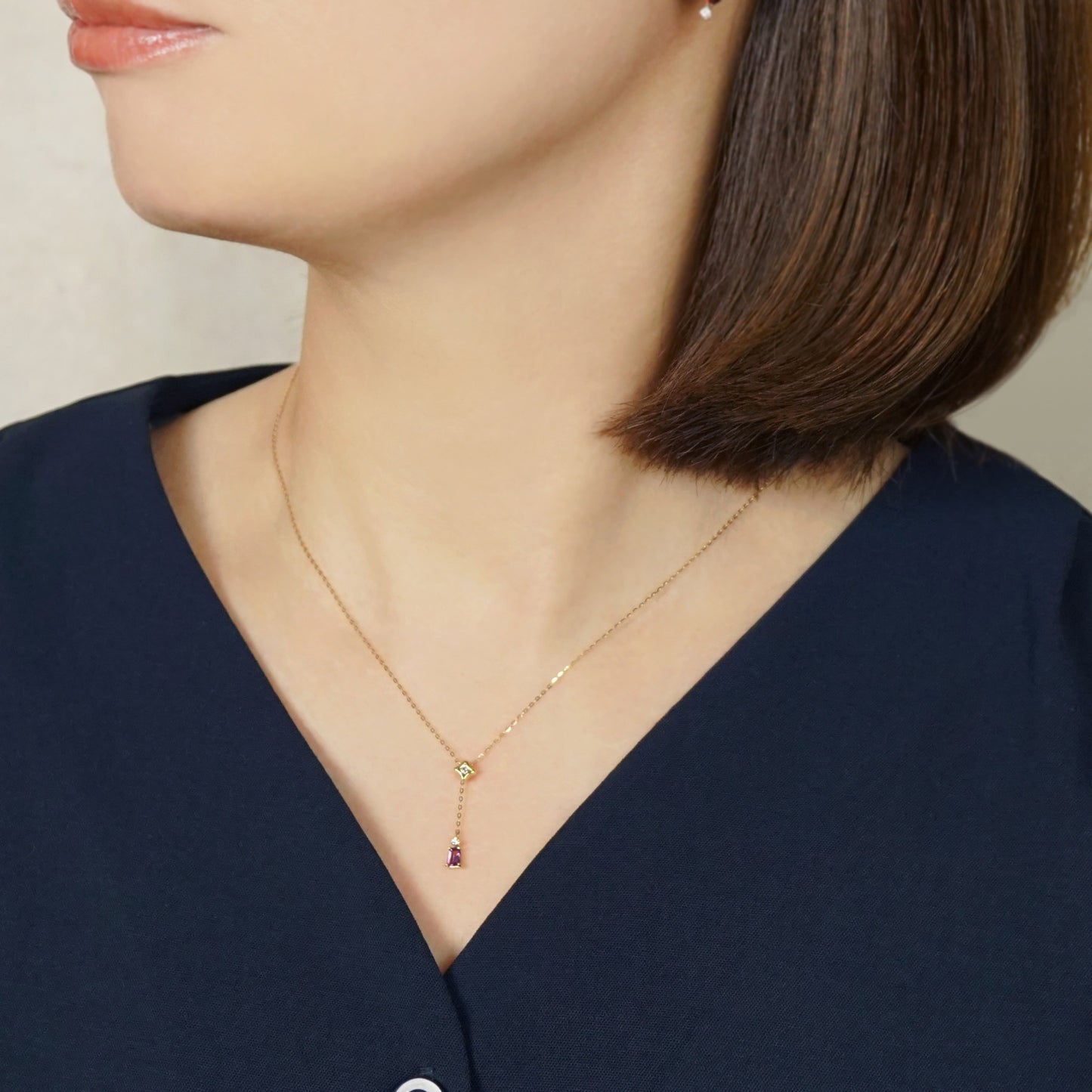 [Limited Quantity] 10K Diamond Windsor Sapphire 2Way Adjustable Necklace (Yellow Gold) - Model Image