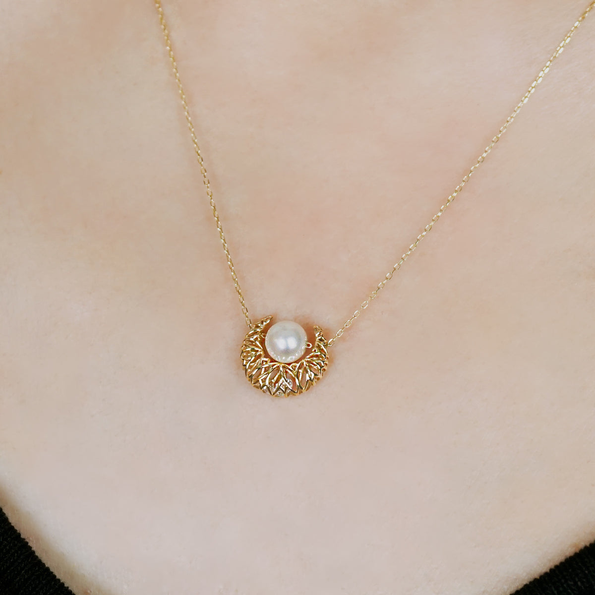 [Pannier] 10K Akoya Pearl Moon Necklace (Yellow Gold) - Model Image