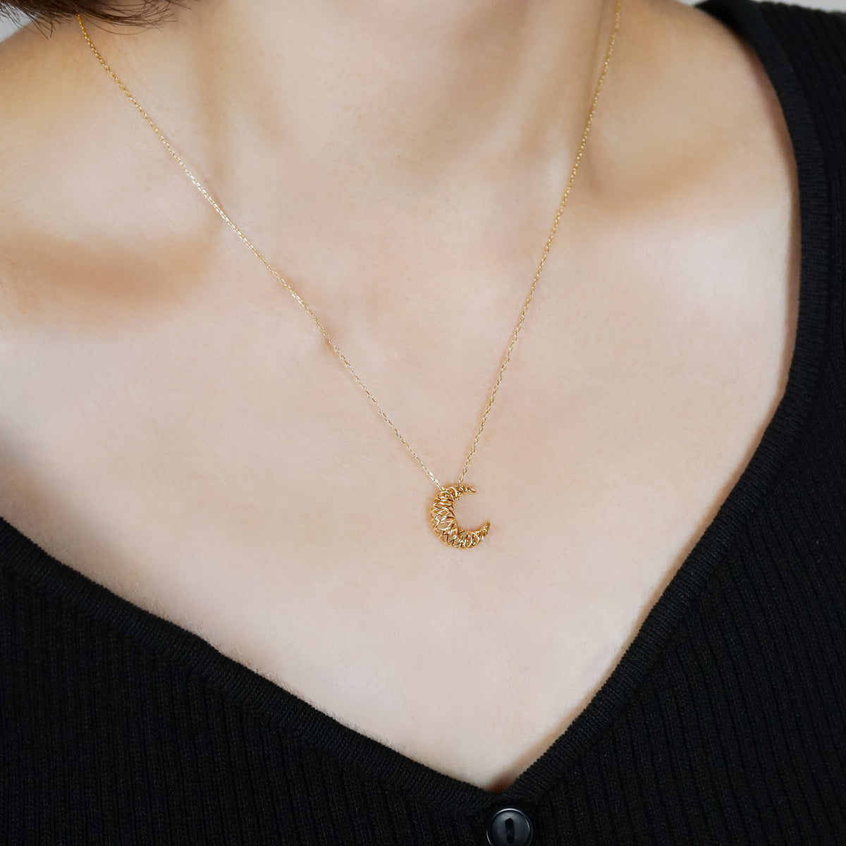 [Pannier] 10K Akoya Pearl Moon Necklace (Yellow Gold) - Model Image
