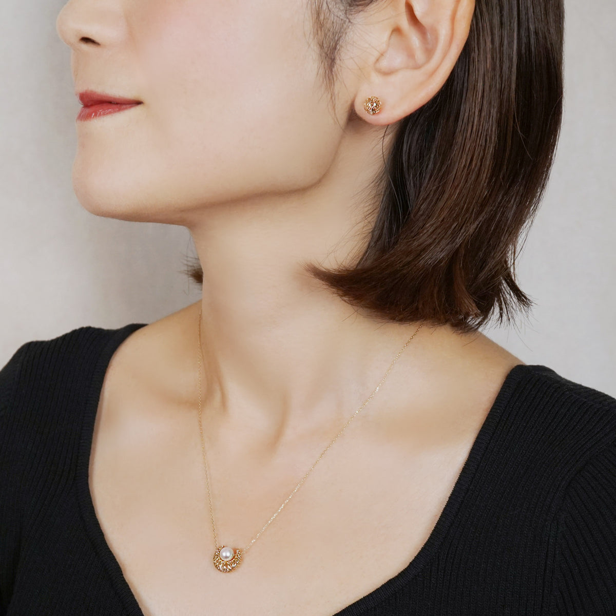 [Pannier] 10K Akoya Pearl Moon Necklace (Yellow Gold) - Model Image
