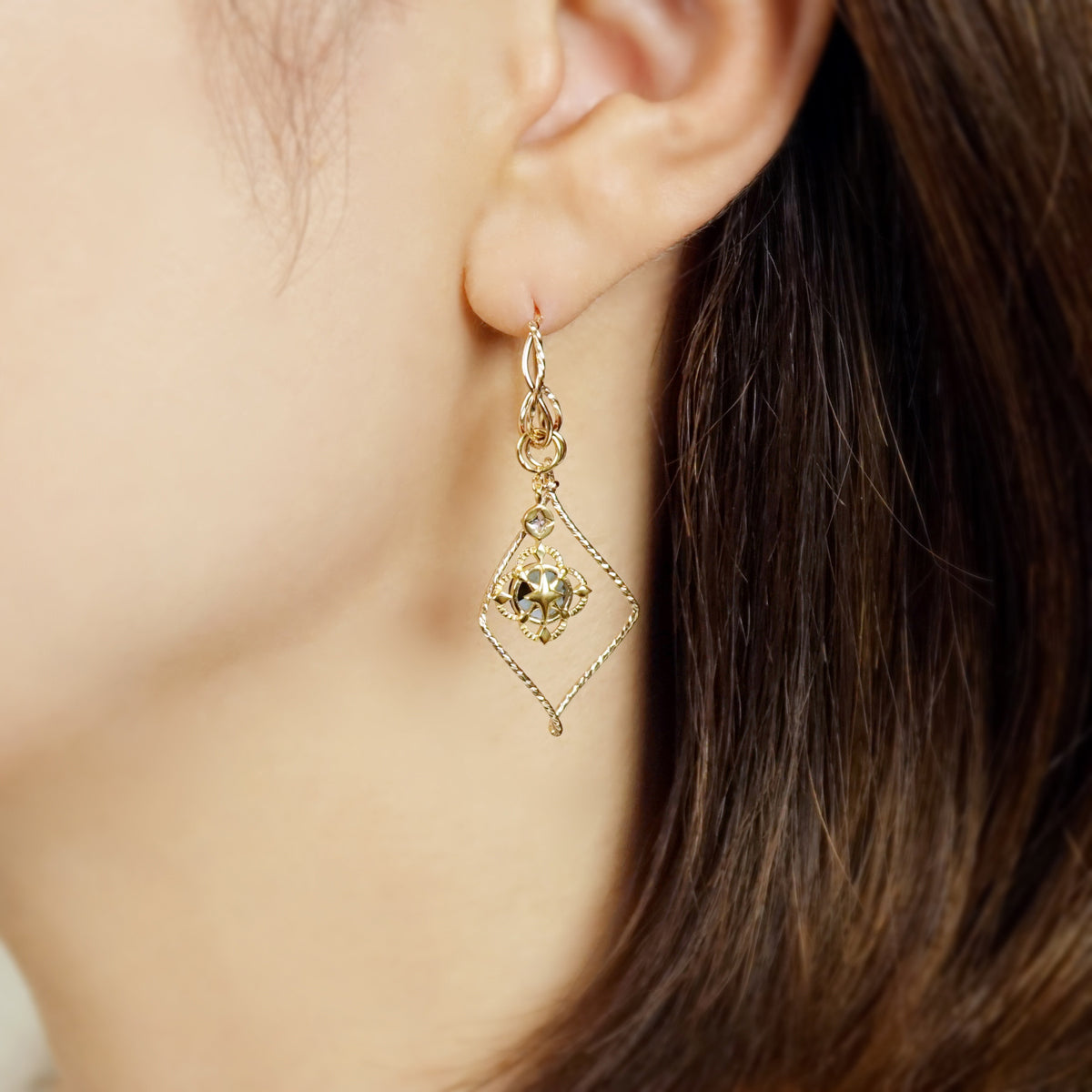 [Palette] Gold Filled / 925 Sterling Silver London Blue Topaz Earring Charm Set [On Stage] (Large Link) - Model Image