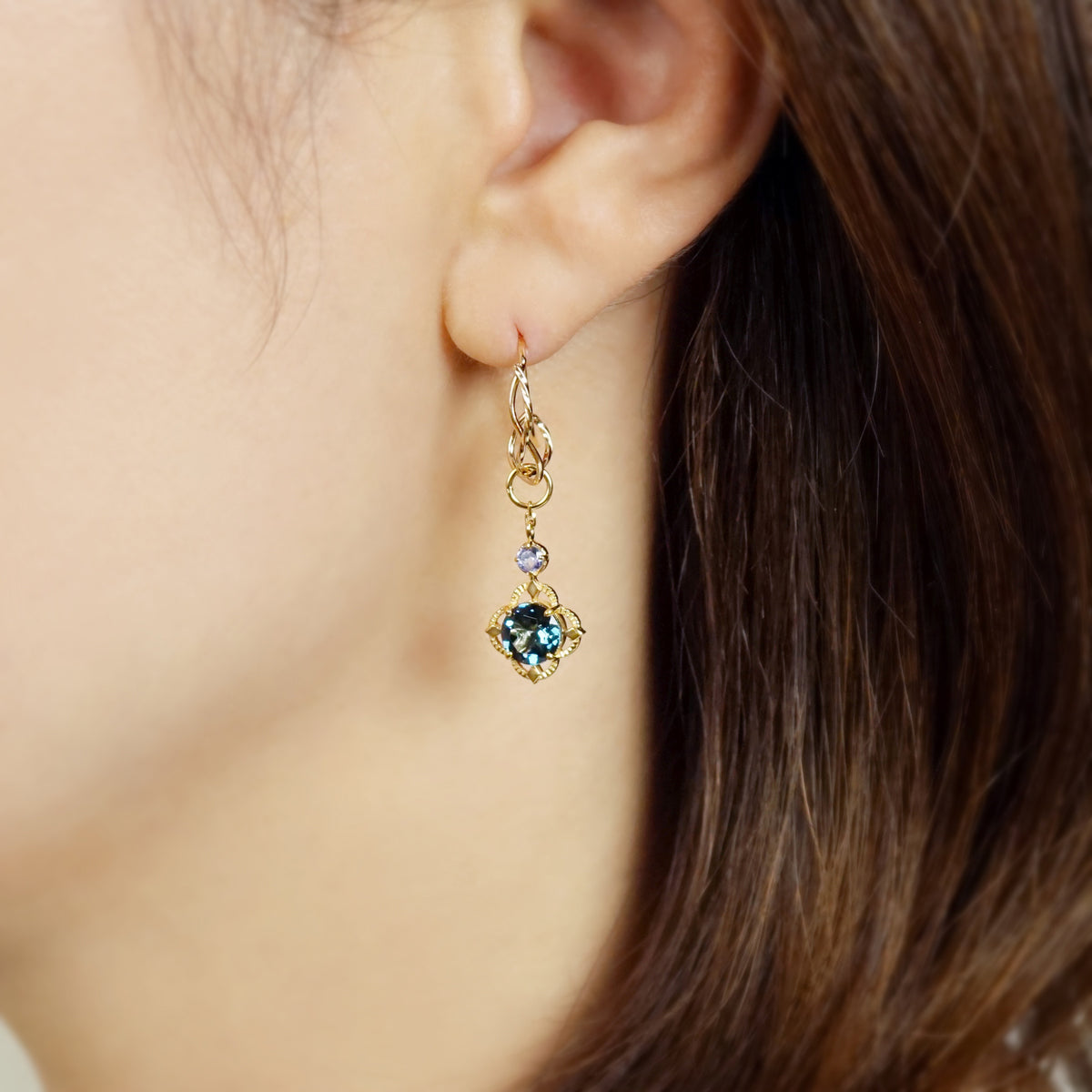 [Palette] Gold Filled / 925 Sterling Silver London Blue Topaz Earring Charm Set [On Stage] (Large Link) - Model Image