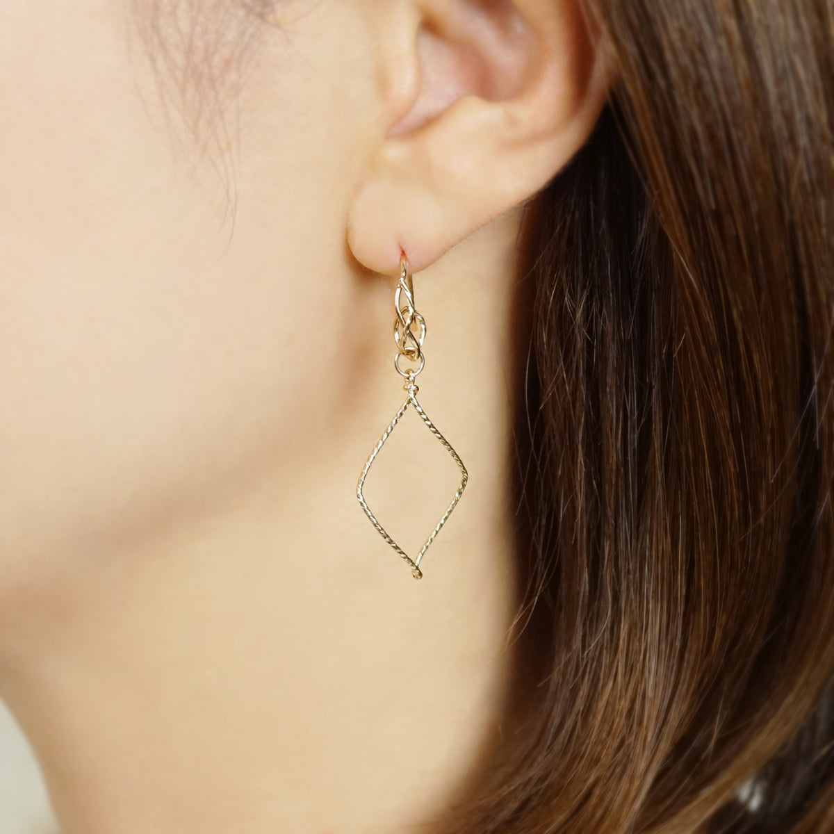 [Palette] Gold Filled / 925 Sterling Silver London Blue Topaz Earring Charm Set [On Stage] (Large Link) - Model Image