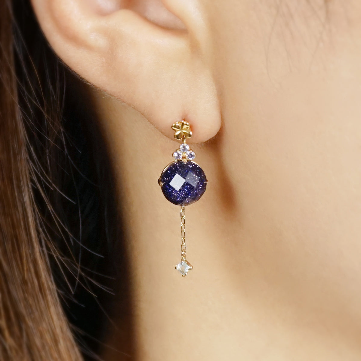 [Palette] 10K Blue Goldstone x White Quartz Charm Set [Curtain Call] (Yellow Gold) - Model Image