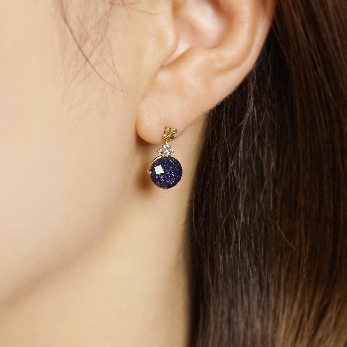 [Palette] 10K Blue Goldstone x White Quartz Charm Set [Curtain Call] (Yellow Gold) - Model Image