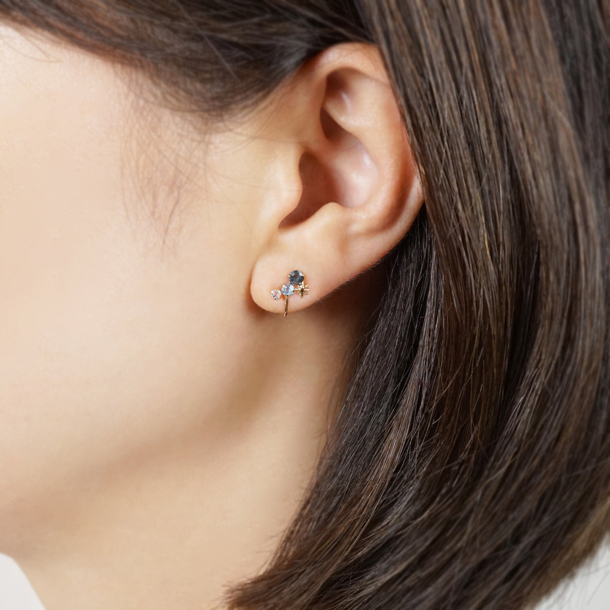 [Debut] 10K Blue Topaz Clip-On Earrings [Curtain Up] (Yellow Gold) - Model Image