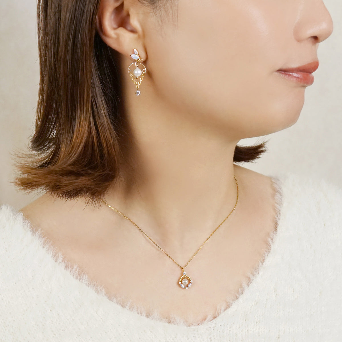 [Debut] Gold Filled / 925 Sterling Silver / 10K Pearl Earrings [Door Knocker] - Model Image