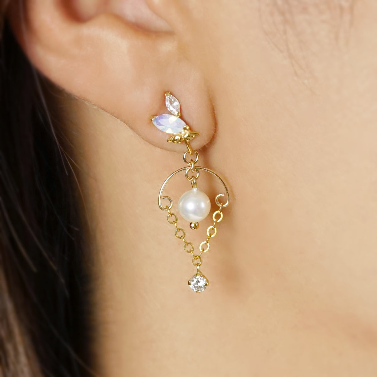 [Debut] Gold Filled / 925 Sterling Silver / 10K Pearl Clip-On Earrings [Door Knocker] - Model Image