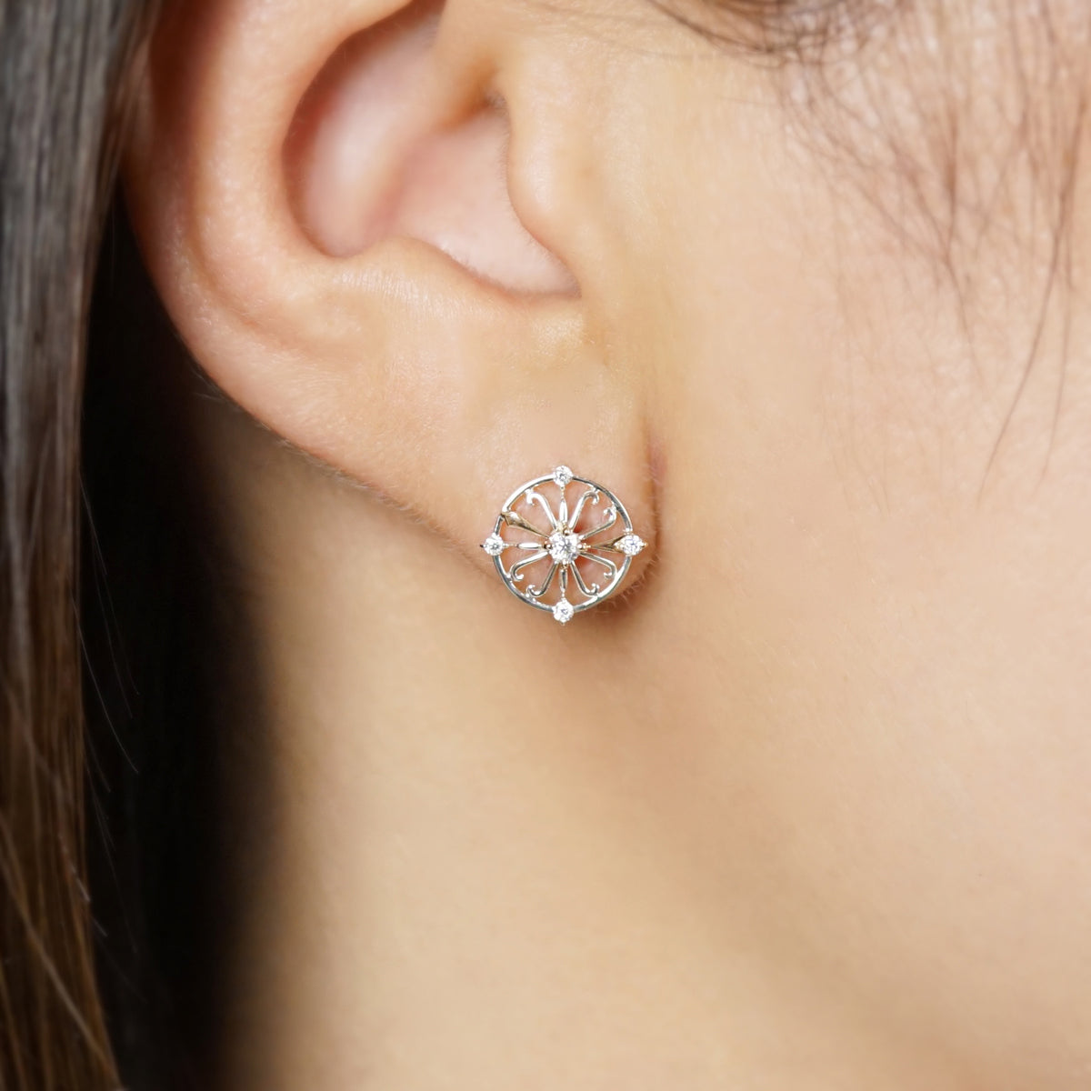 [Debut] 5K / 925 Sterling Silver / SUS Moissanite Earrings [Showtime] - Model Image