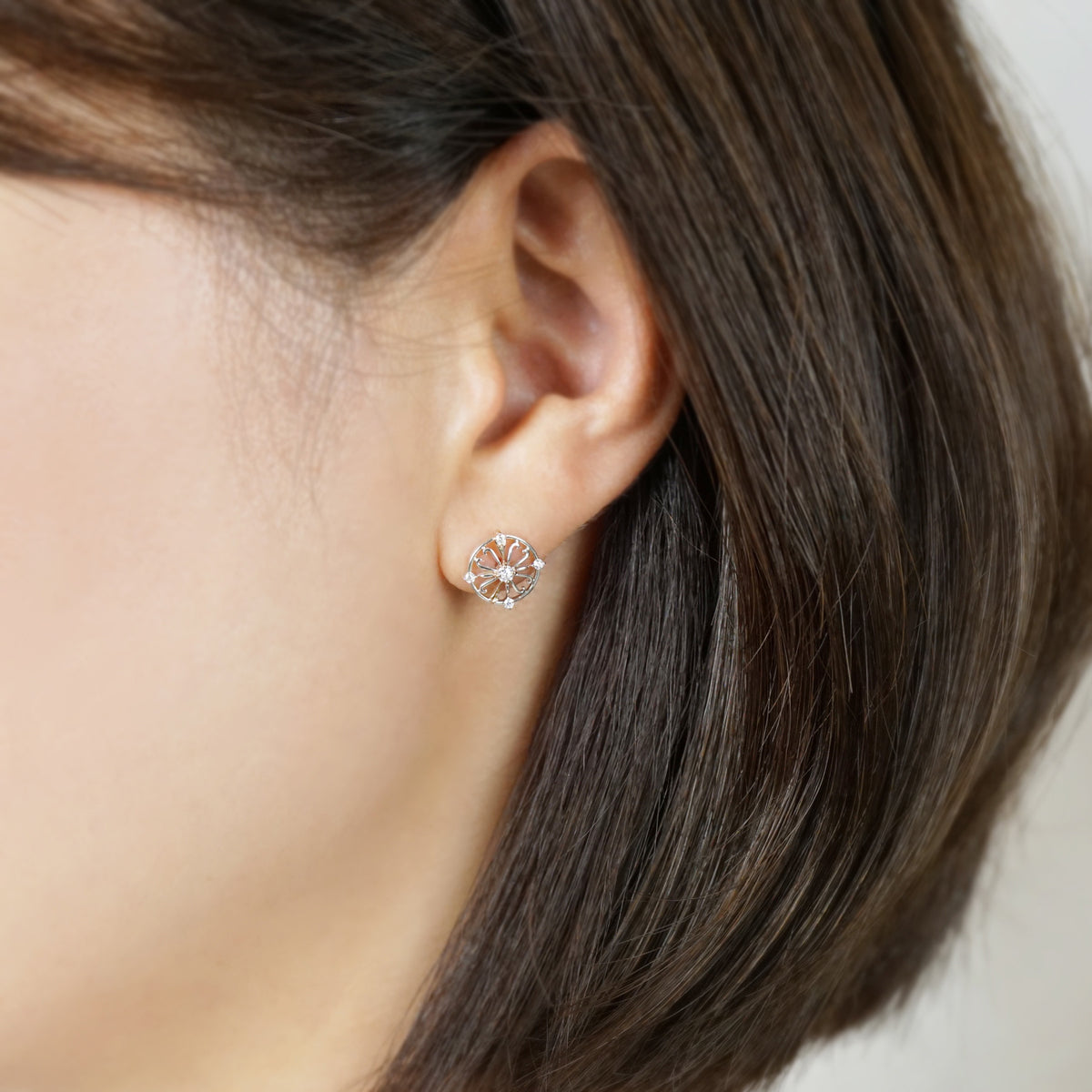 [Debut] 5K / 925 Sterling Silver / SUS Moissanite Earrings [Showtime] - Model Image