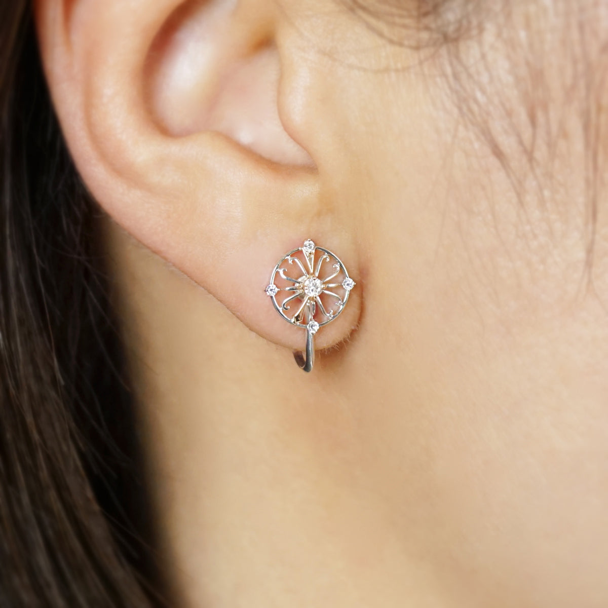 [Debut] 5K / 925 Sterling Silver Moissanite Clip-On Earrings [Showtime] - Model Image