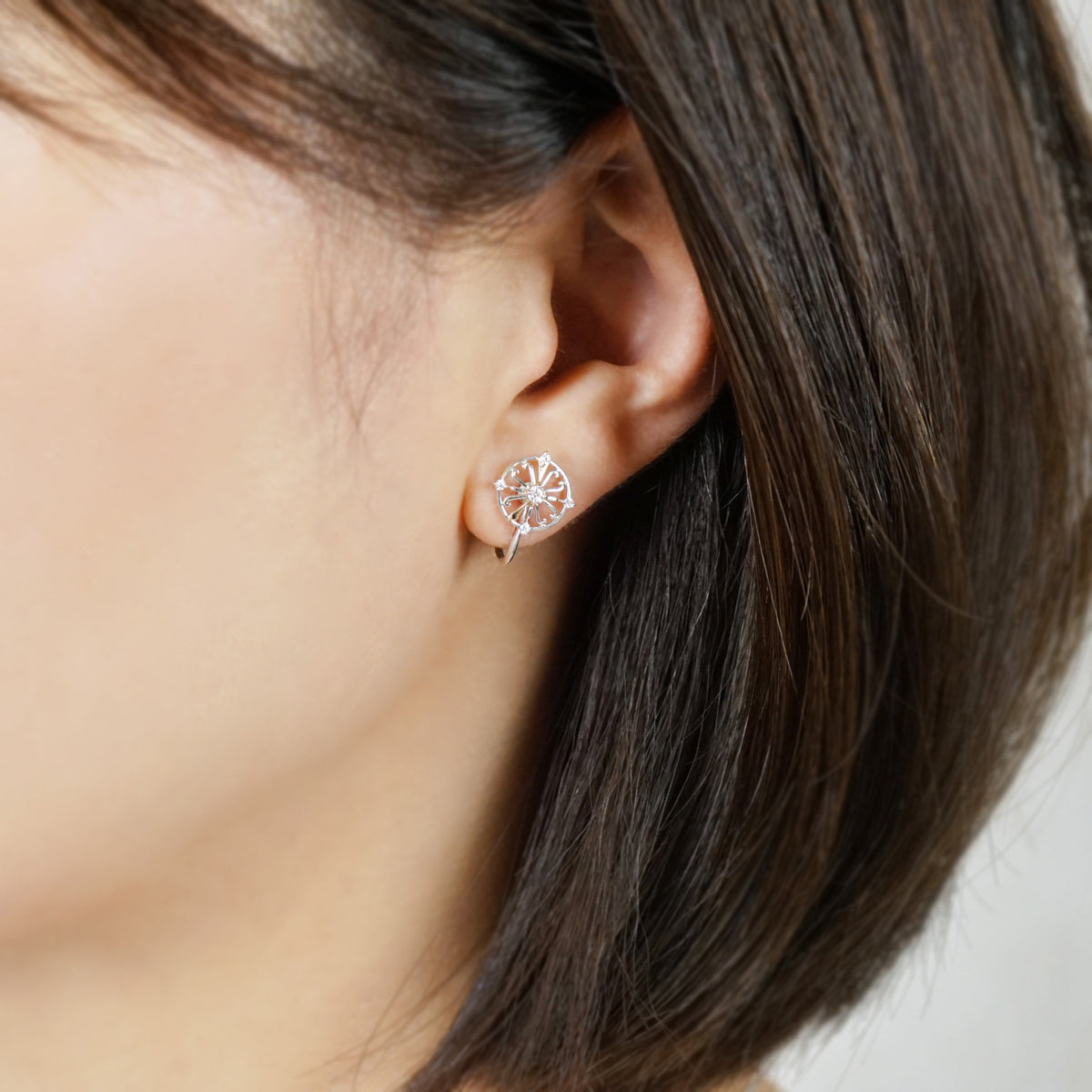 [Debut] 5K / 925 Sterling Silver Moissanite Clip-On Earrings [Showtime] - Model Image