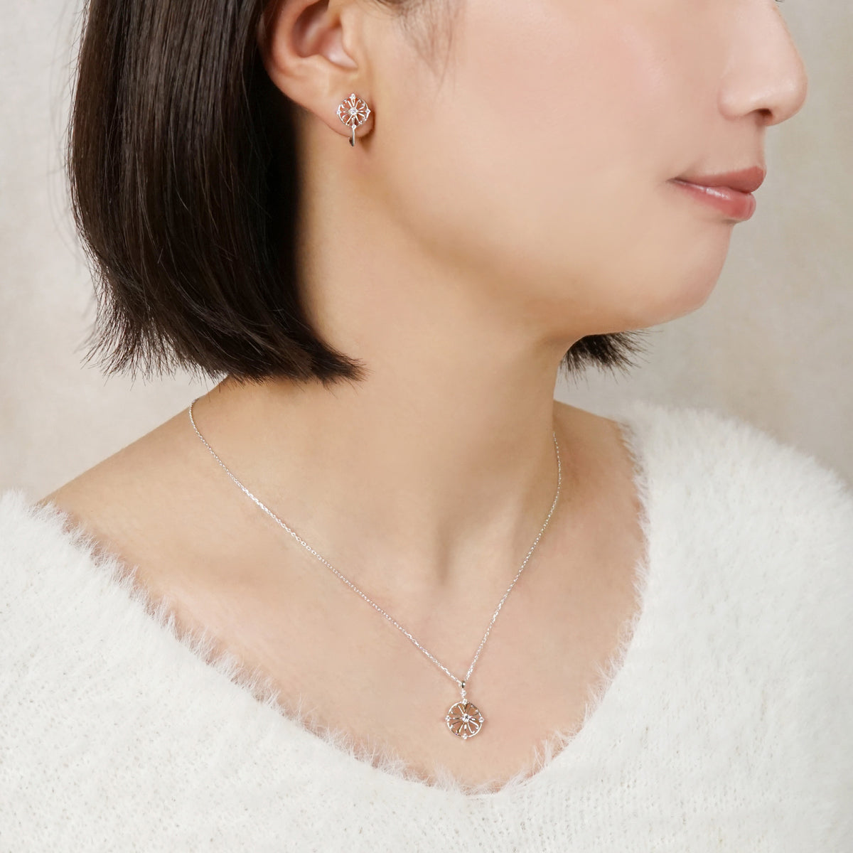 [Debut] 5K / 925 Sterling Silver Moissanite Clip-On Earrings [Showtime] - Model Image