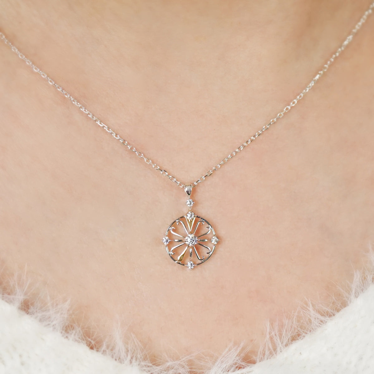 [Debut] 5K / 925 Sterling Silver Moissanite Necklace [Showtime] - Model Image