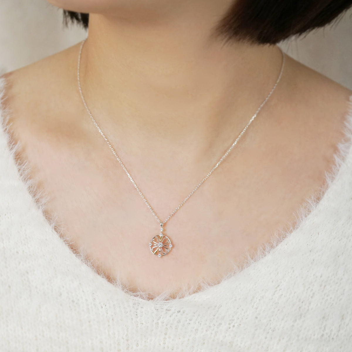 [Debut] 5K / 925 Sterling Silver Moissanite Necklace [Showtime] - Model Image