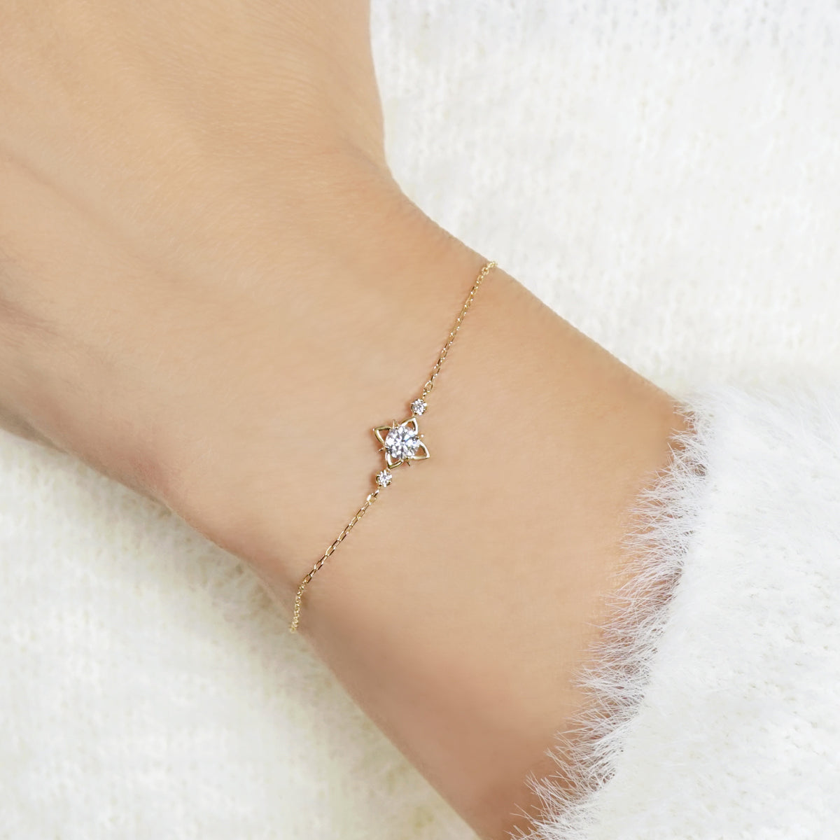 [Debut] 10K Moissanite Bracelet [Spotlight] (Yellow Gold) - Model Image