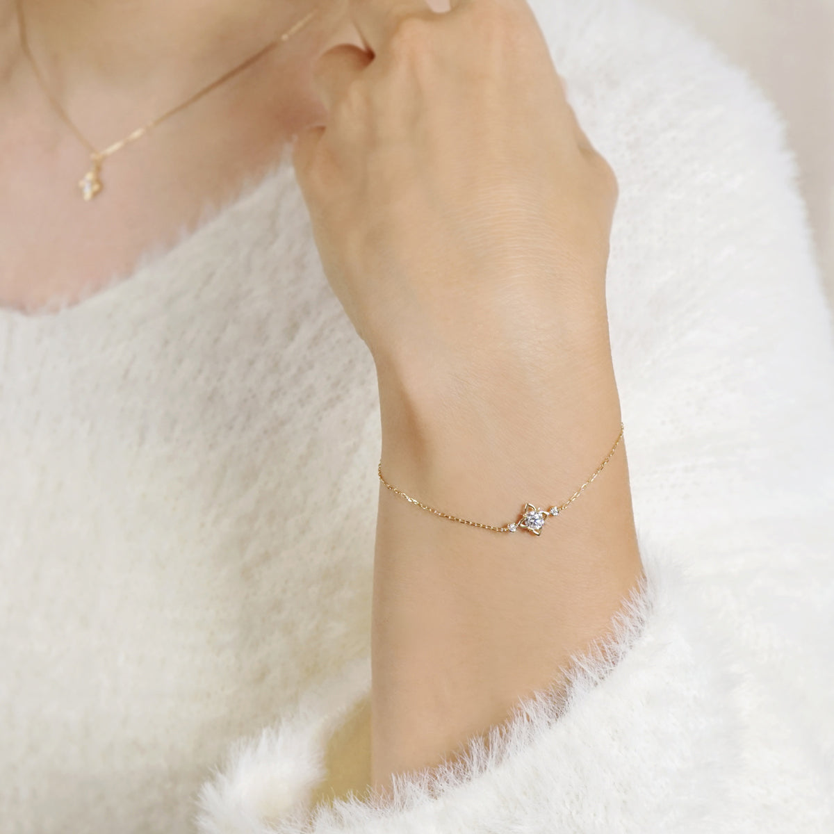 [Debut] 10K Moissanite Bracelet [Spotlight] (Yellow Gold) - Model Image