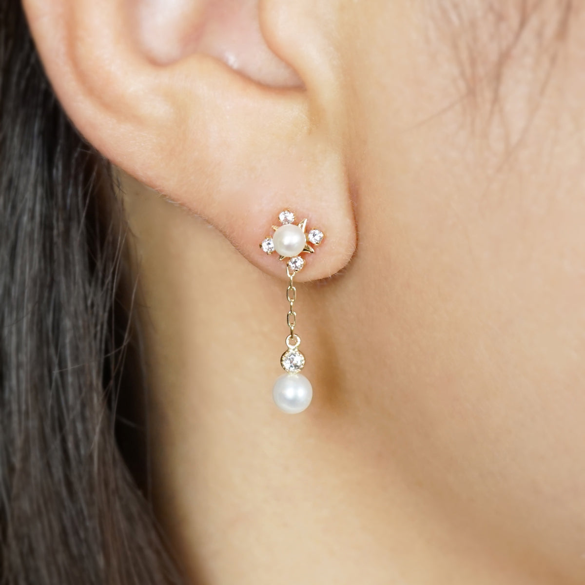 [Debut] 10K Freshwater Pearl 2Way Earrings [Top Star] (Yellow Gold) - Model Image