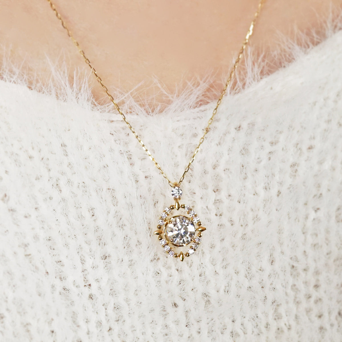 [Debut] 10K Moissanite Necklace [Shining Mirror] (Yellow Gold) - Model Image
