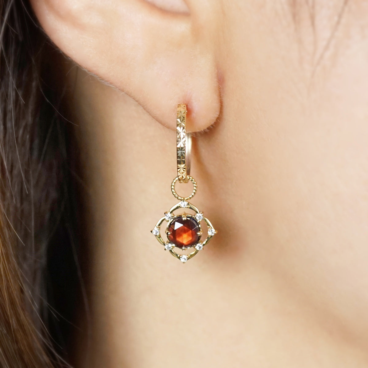 [Debut] 10K Triplet Stone Charms [Splendor] (Large Link) (Yellow Gold) - Model Image