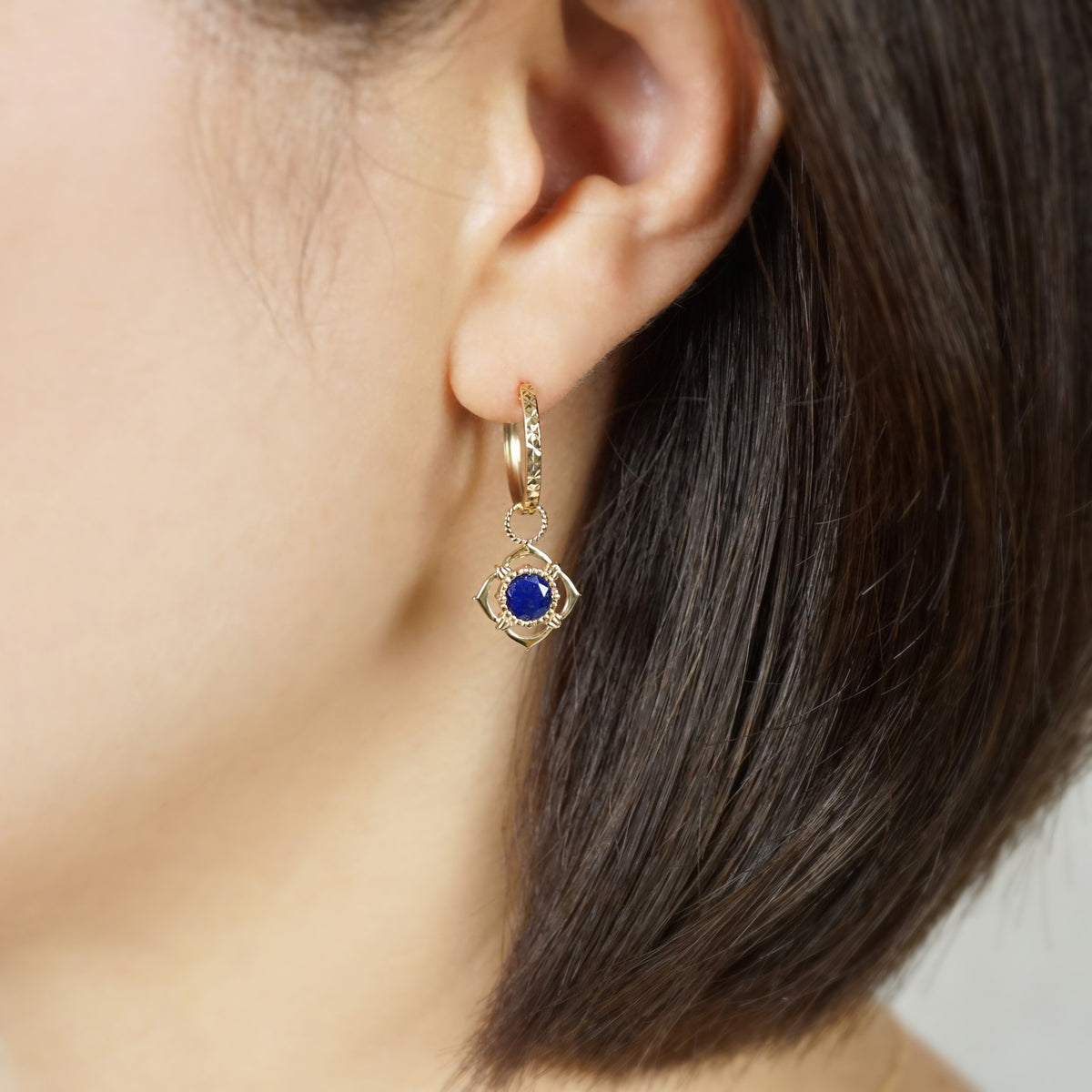 [Debut] 10K Triplet Stone Charms [Splendor] (Large Link) (Yellow Gold) - Model Image