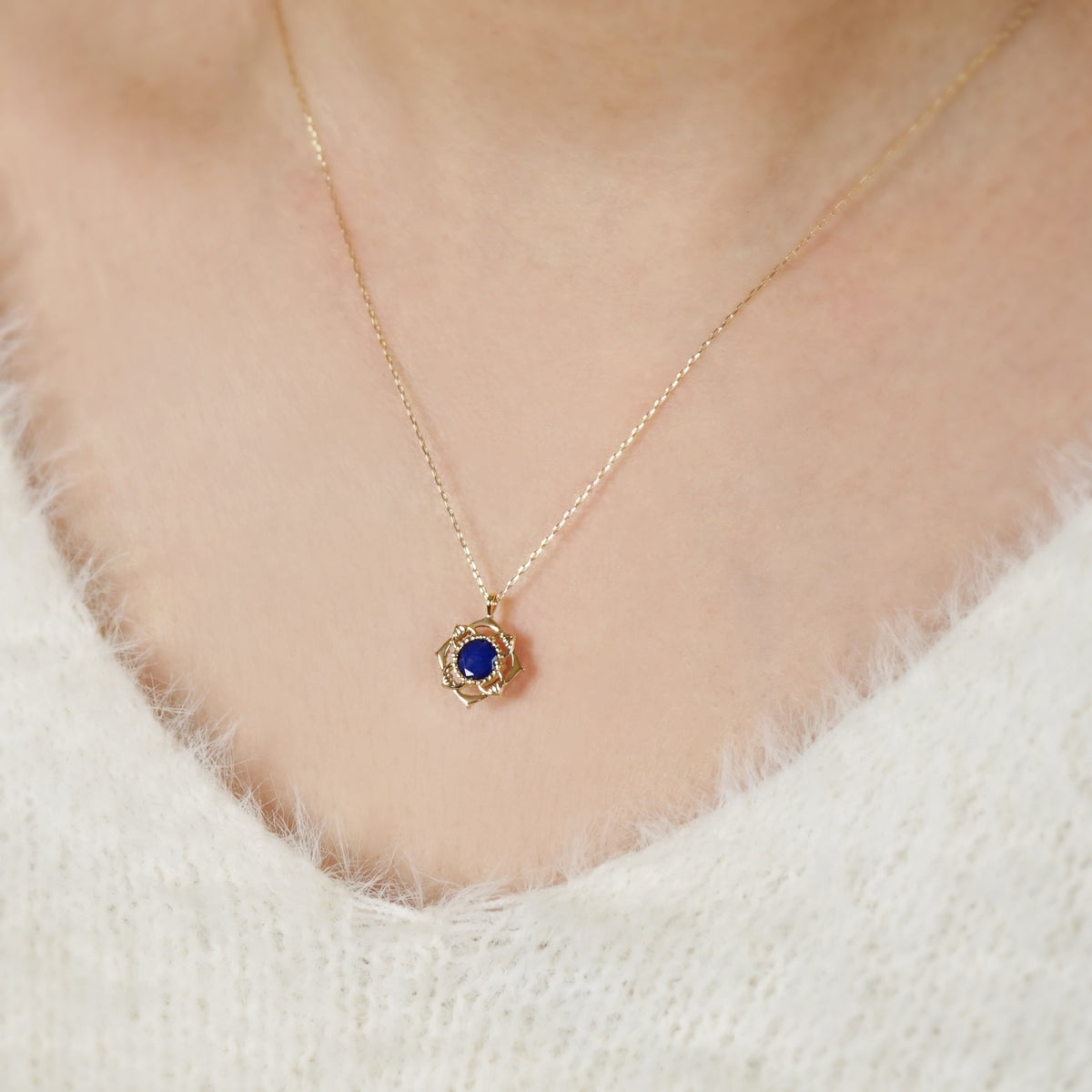 [Debut] 10K Triplet Stone Necklace [Splendor] (Yellow Gold) - Model Image