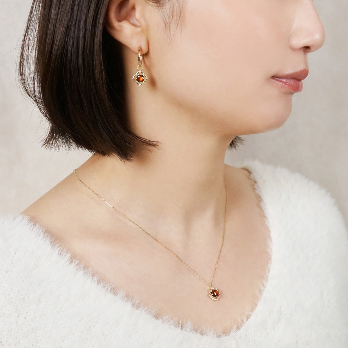 [Debut] 10K Triplet Stone Necklace [Splendor] (Yellow Gold) - Model Image