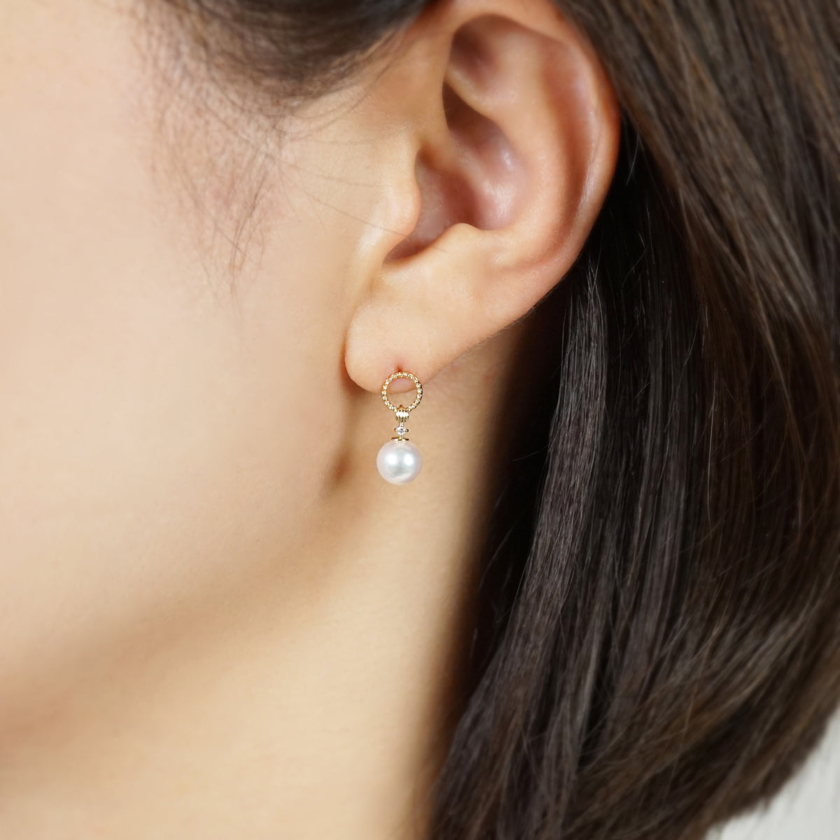 [Debut] 18K/10K Akoya Pearl Earrings [Perfume] (Yellow Gold) - Model Image