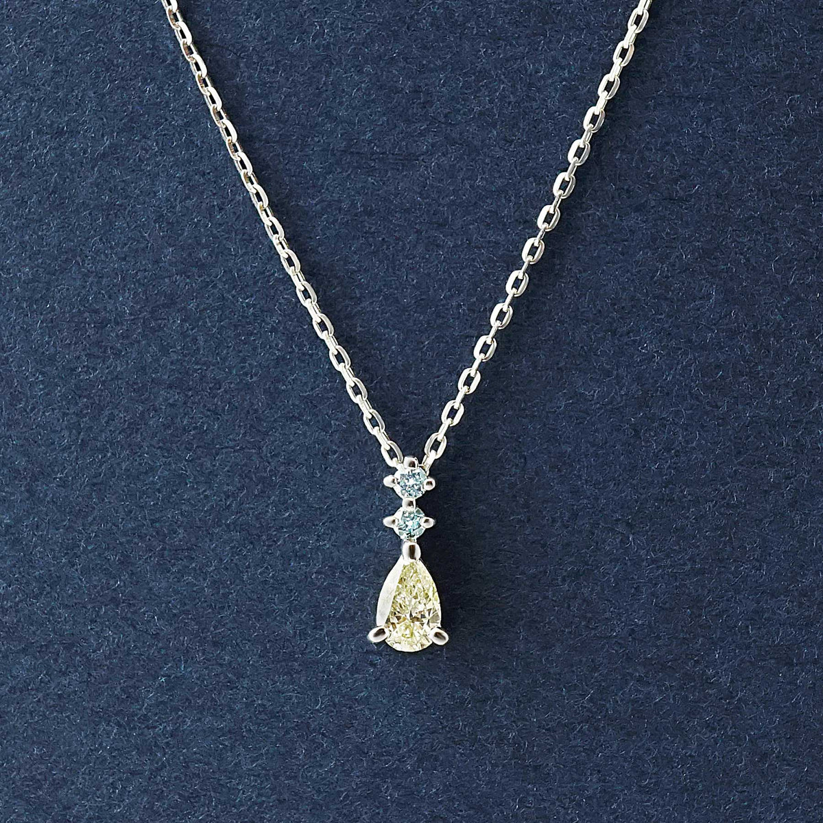 [Limited Quantity] Platinum Pear-Shaped Diamond Necklace - Product Image