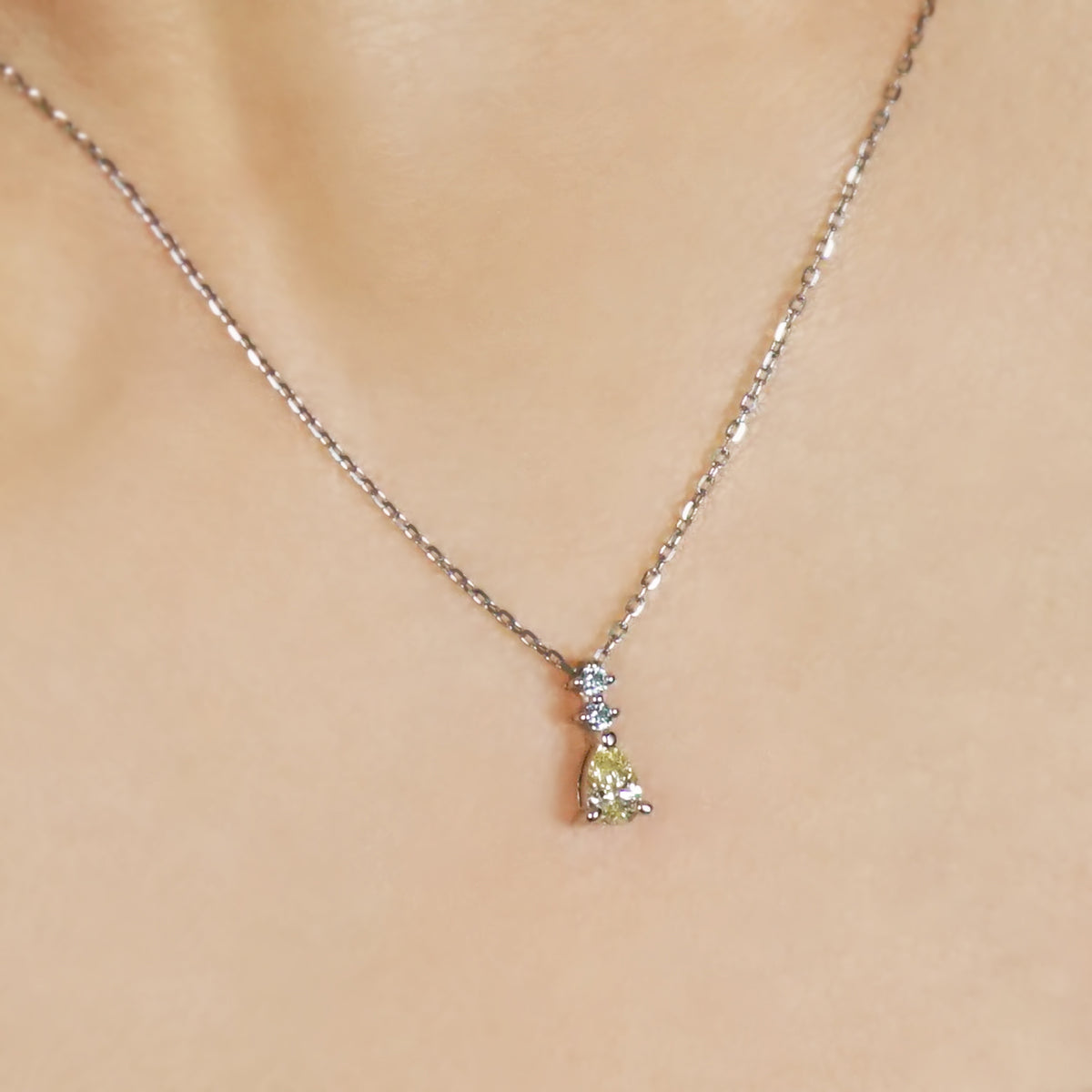 [Limited Quantity] Platinum Pear-Shaped Diamond Necklace - Model Image