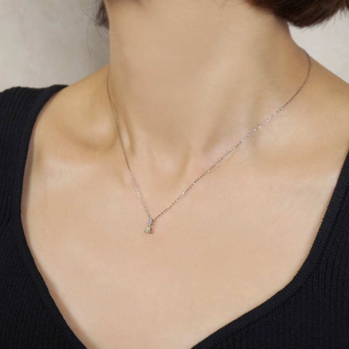 [Limited Quantity] Platinum Pear-Shaped Diamond Necklace - Model Image