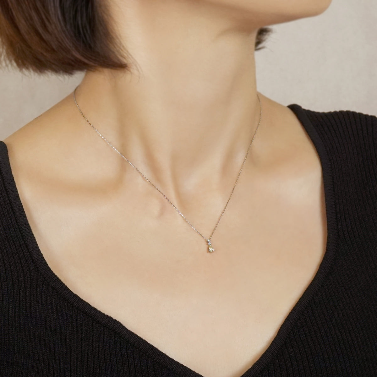 [Limited Quantity] Platinum Pear-Shaped Diamond Necklace - Model Image