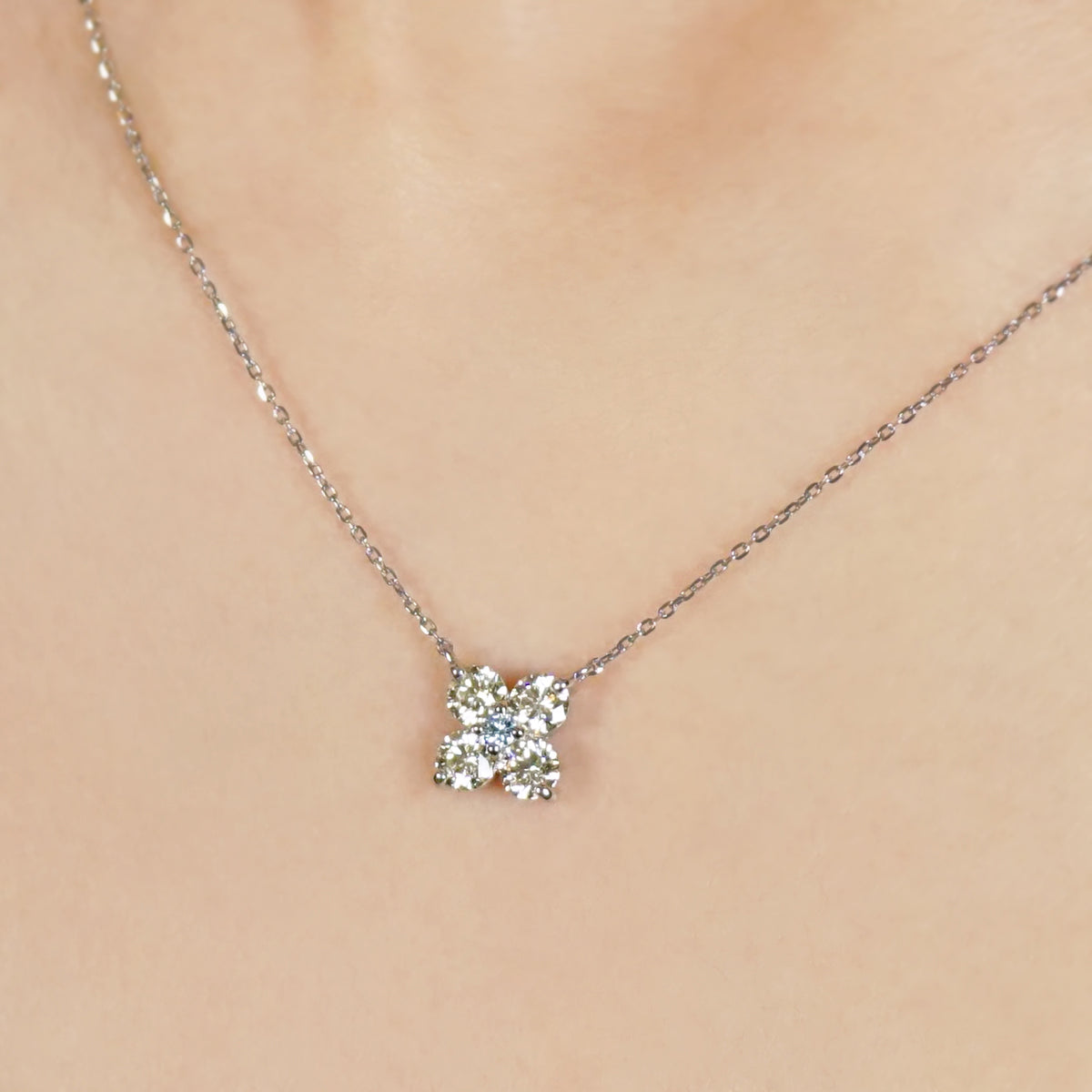 [Limited Quantity] Platinum Diamond Flower Necklace - Model Image
