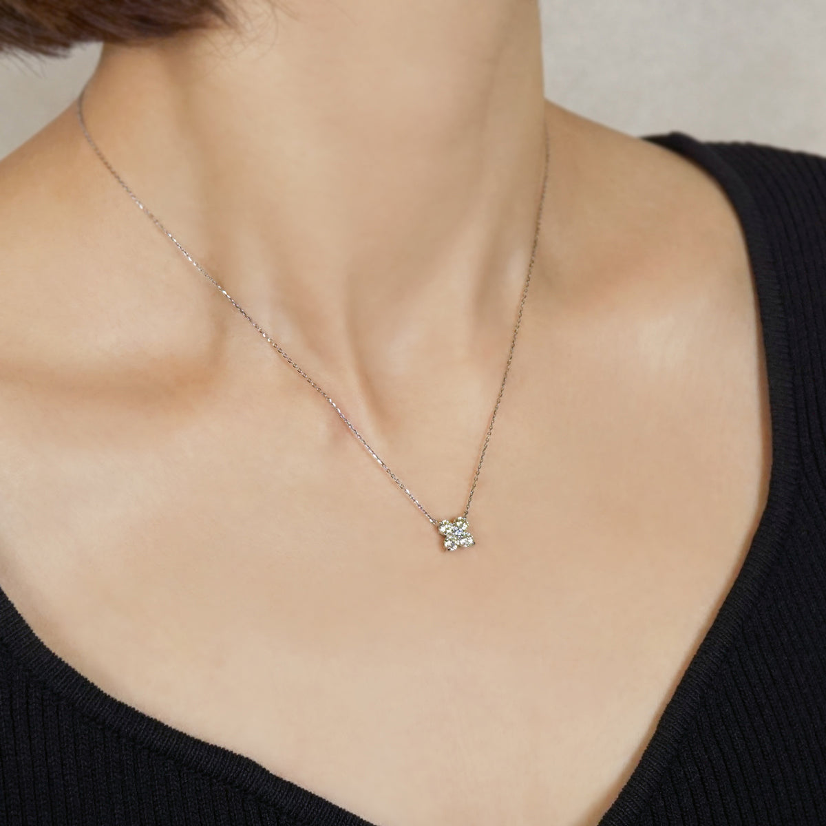 [Limited Quantity] Platinum Diamond Flower Necklace - Model Image