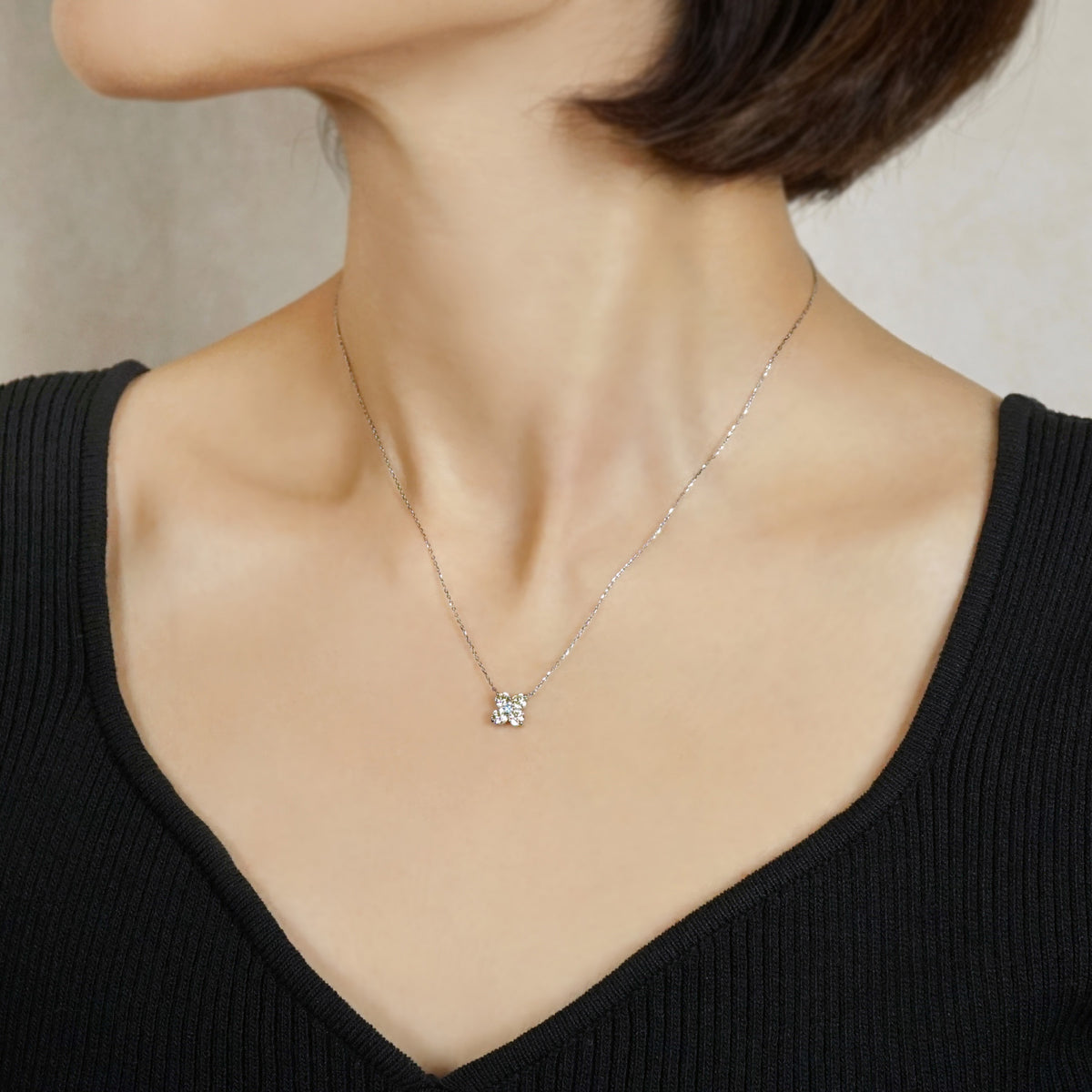 [Limited Quantity] Platinum Diamond Flower Necklace - Model Image