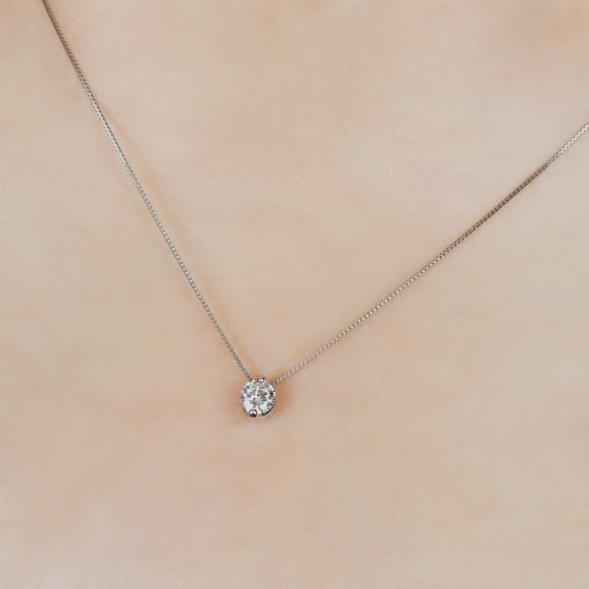 [Limited Quantity] Platinum Diamond Solitaire Necklace - Model Image