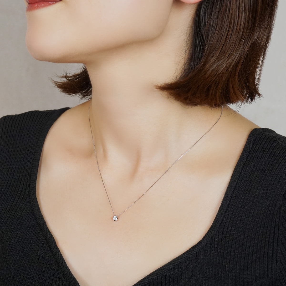 [Limited Quantity] Platinum Diamond Solitaire Necklace - Model Image