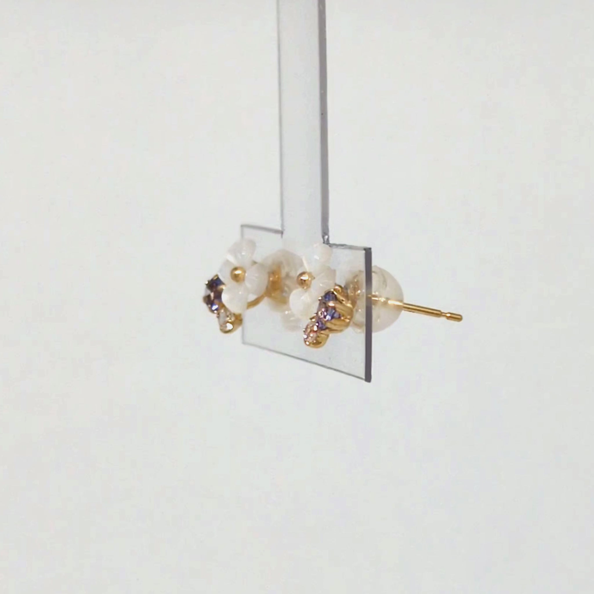 18K/10K White Shell Flower Tanzanite Stud Earrings (Yellow Gold) - Product Video
