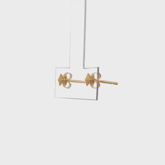 [Second Earrings] 18K Pyramid Stud Earrings [4mm] (Yellow Gold) - Product Video