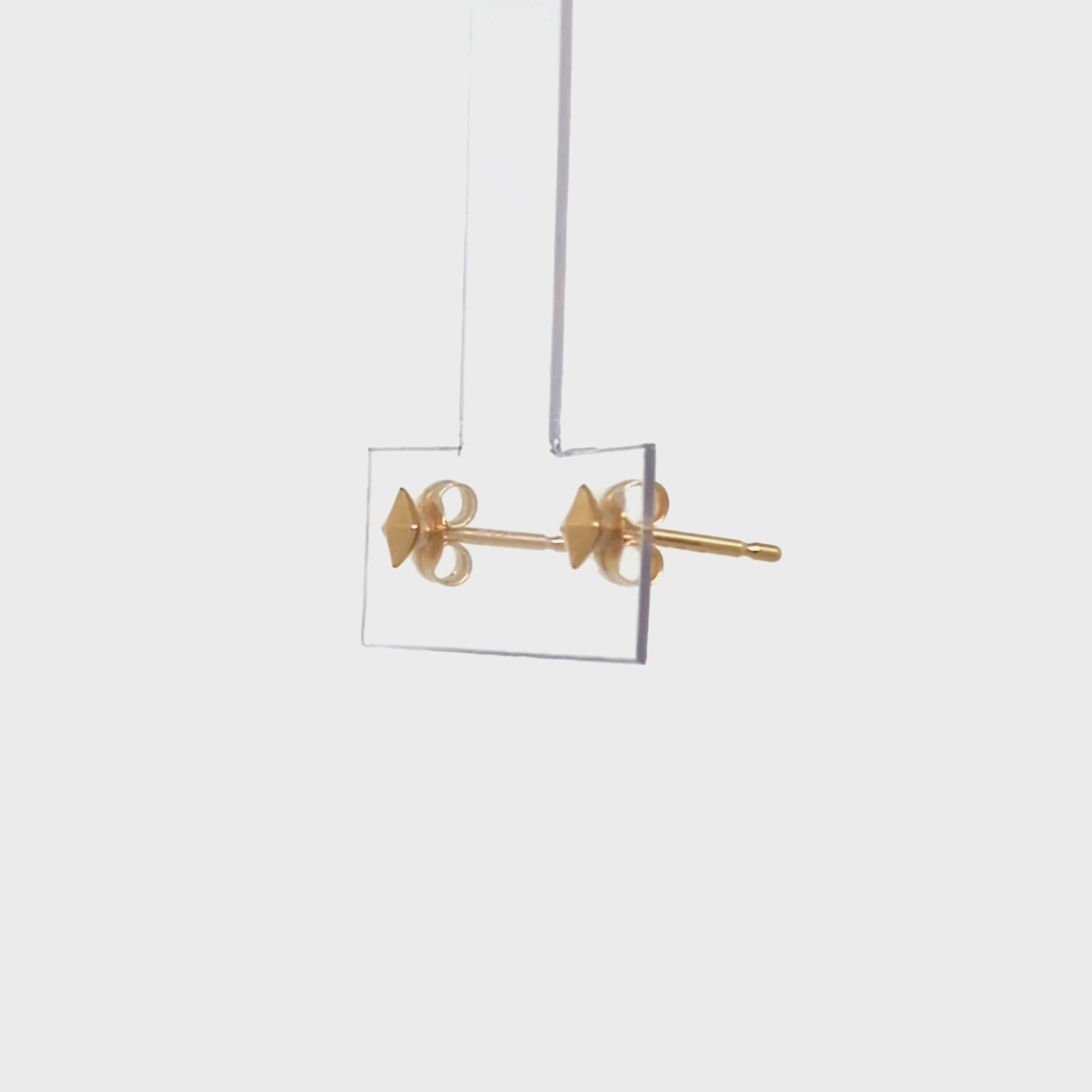 [Second Earrings] 18K Pyramid Stud Earrings [4mm] (Yellow Gold) - Product Video