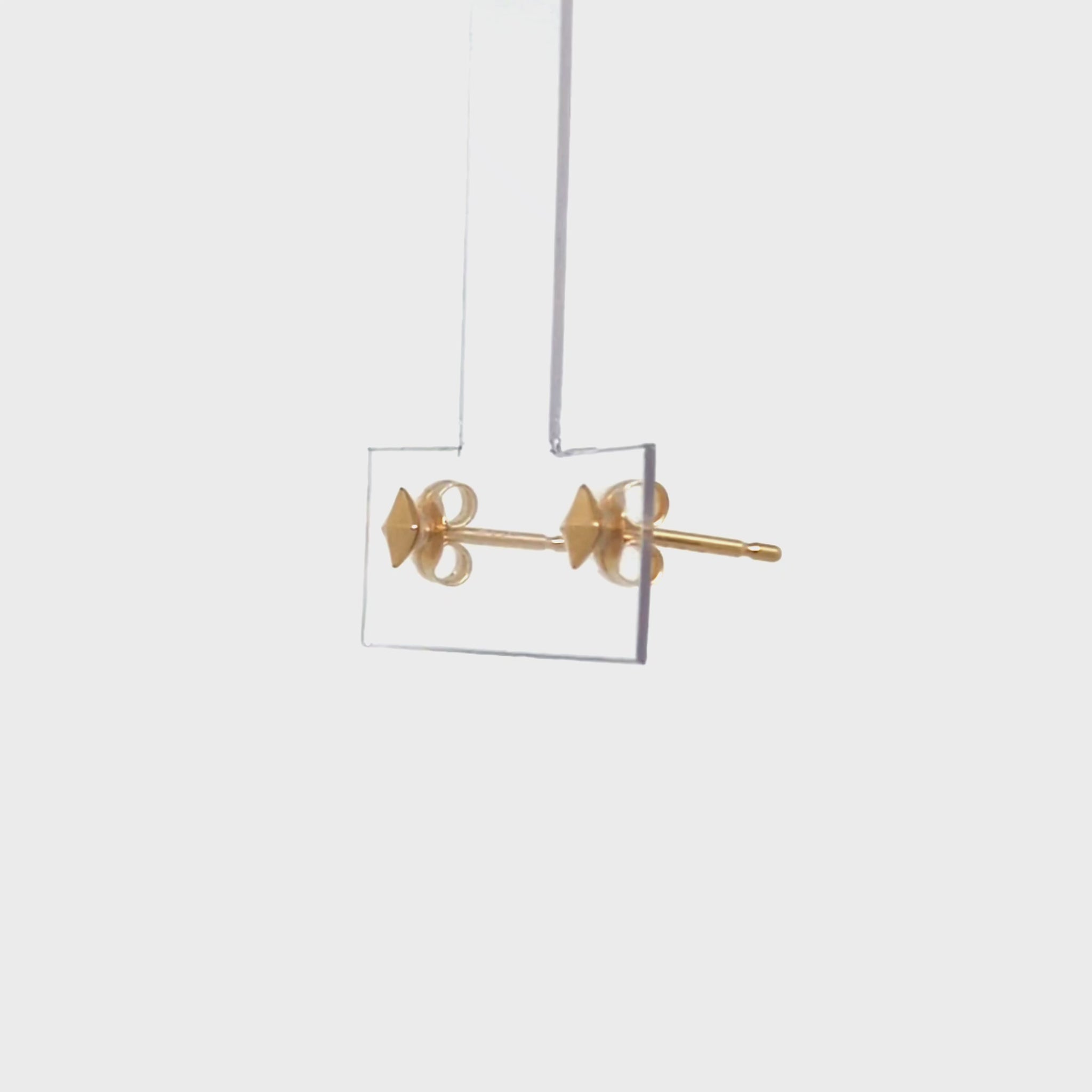 [Second Earrings] 18K Pyramid Stud Earrings [4mm] (Yellow Gold) - Product Video