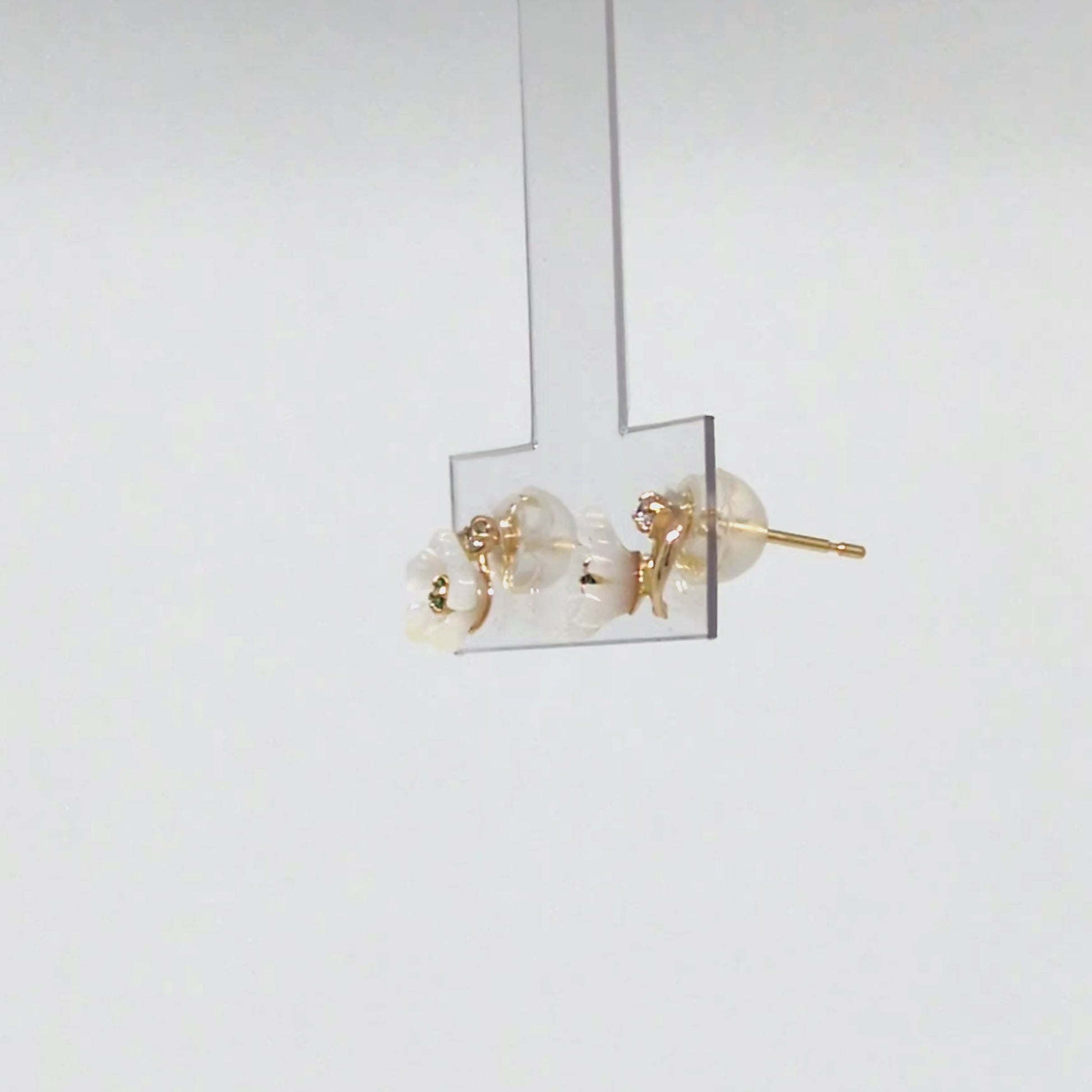 10K Shell Flower Emerald Stud Earrings (Yellow Gold) - Product Video