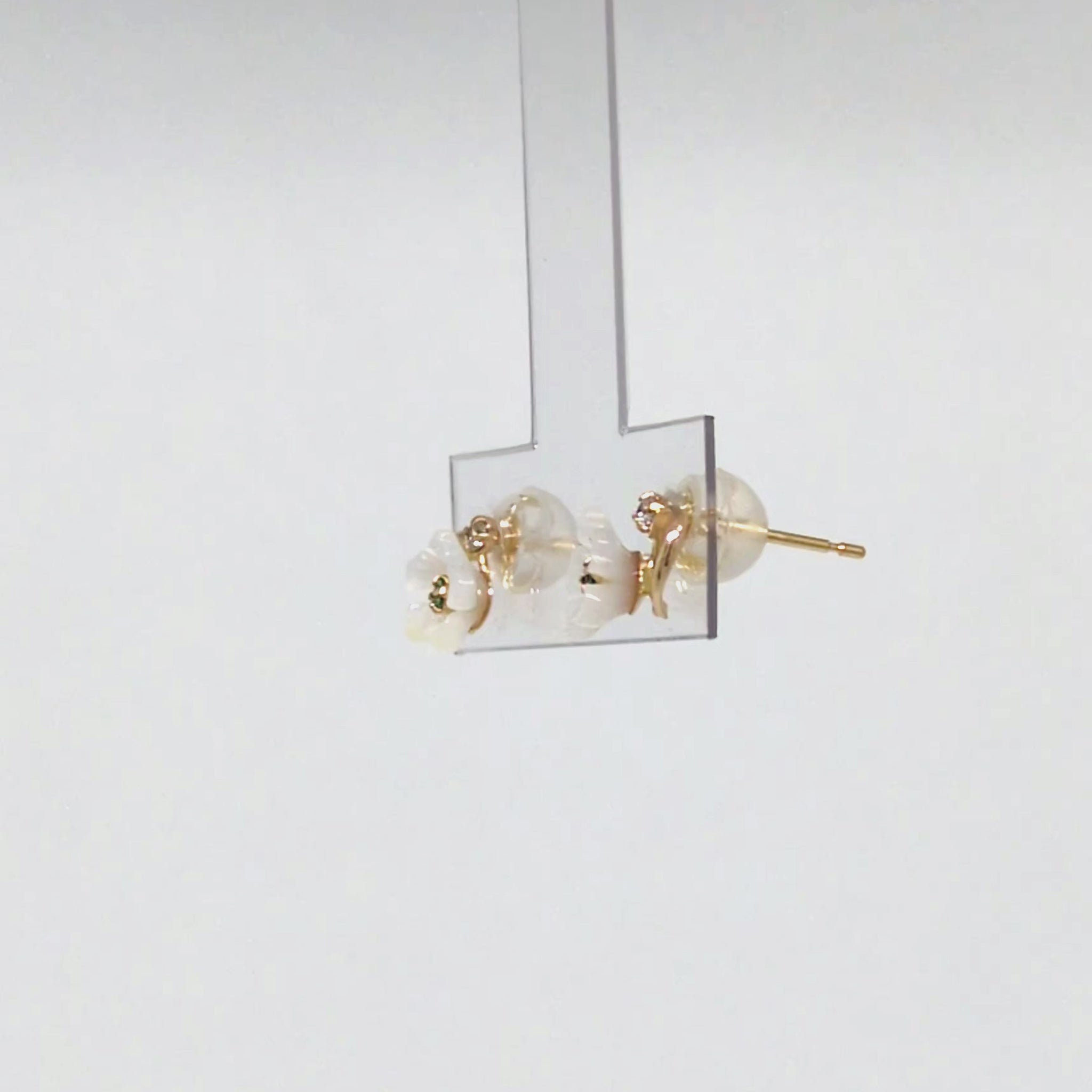 10K Shell Flower Emerald Stud Earrings (Yellow Gold) - Product Video