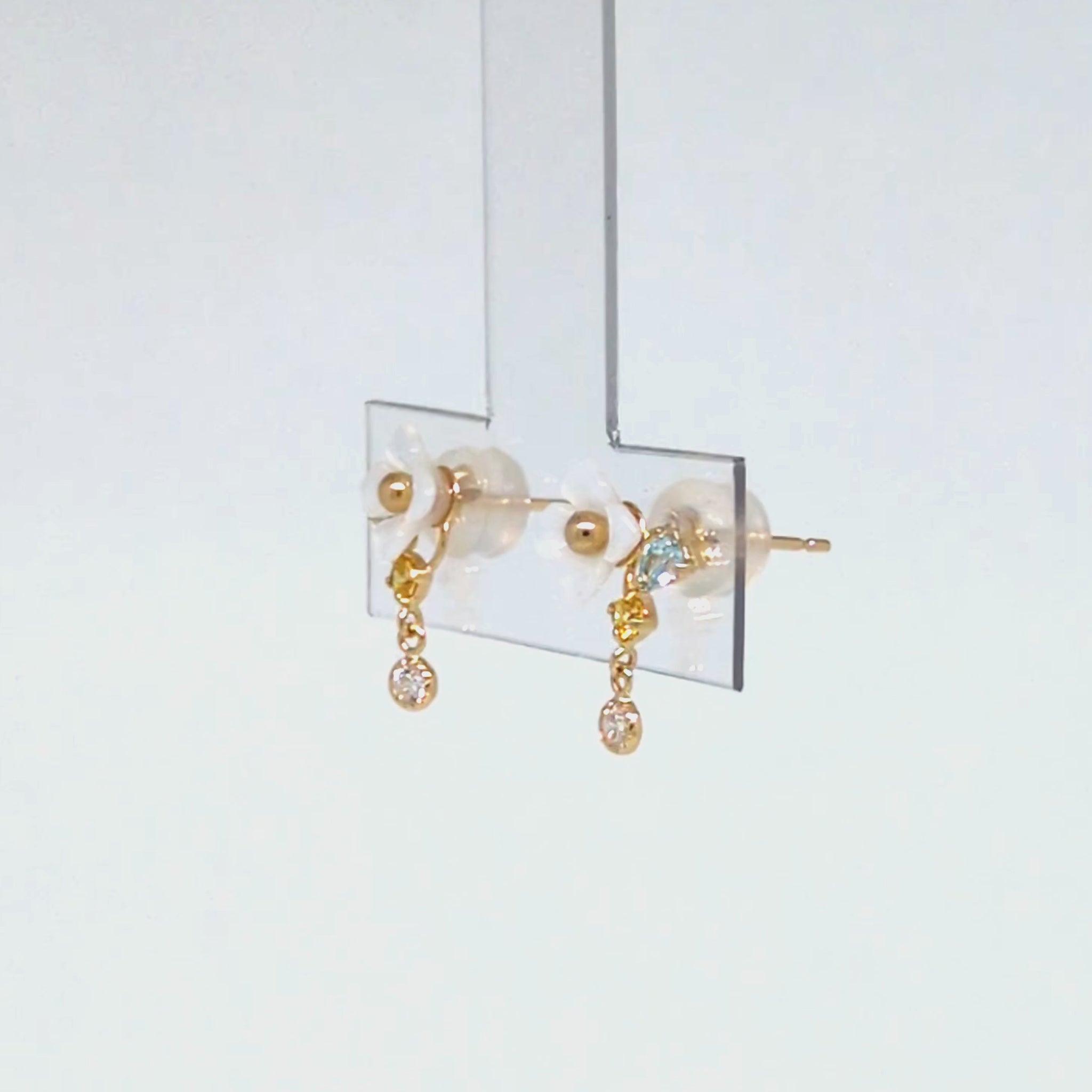 [WEB Exclusive] 10K White Shell Floral Earrings (Yellow Gold) - Product Video