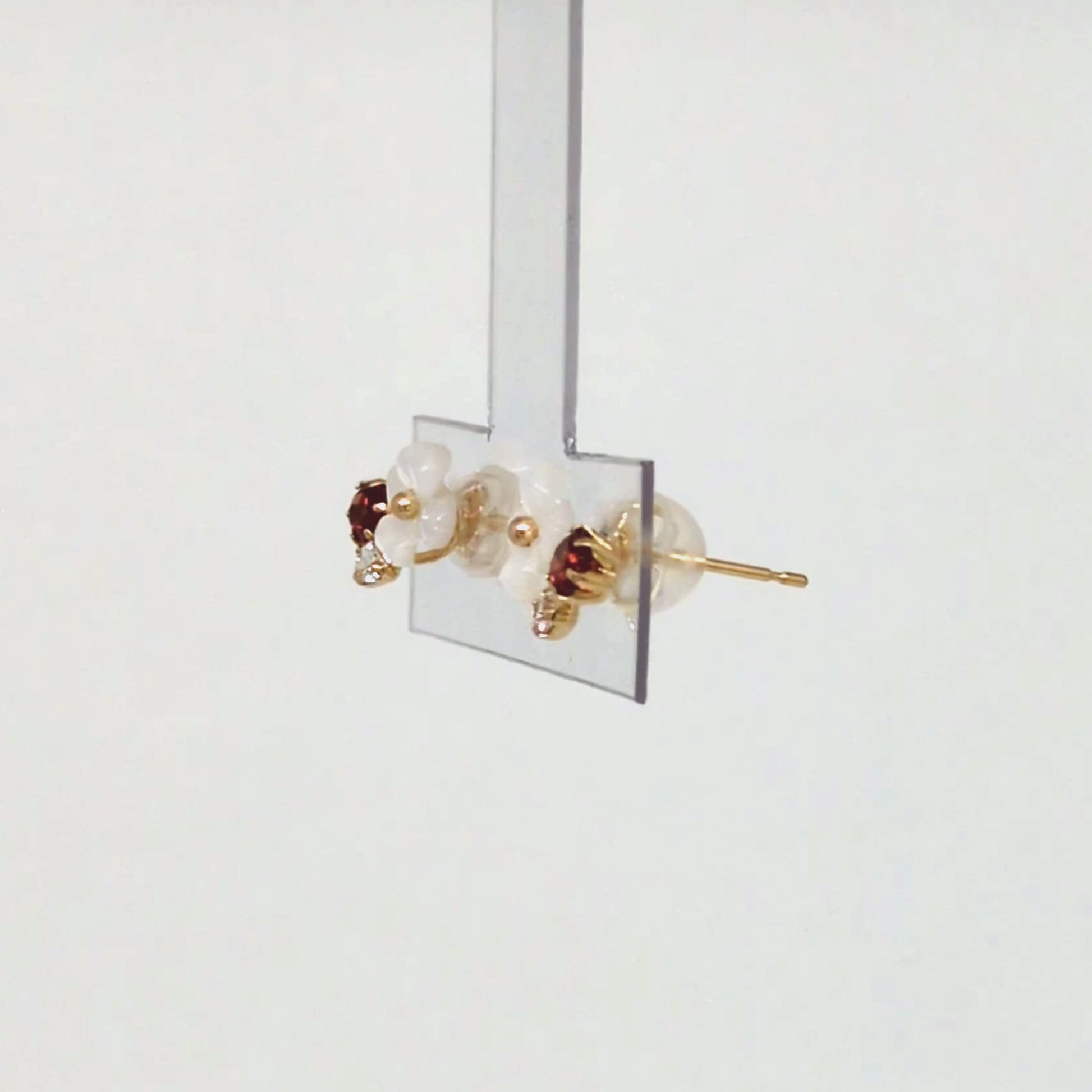 18K/10K White Shell Garnet Flower Stud Earrings (Yellow Gold) - Product Video
