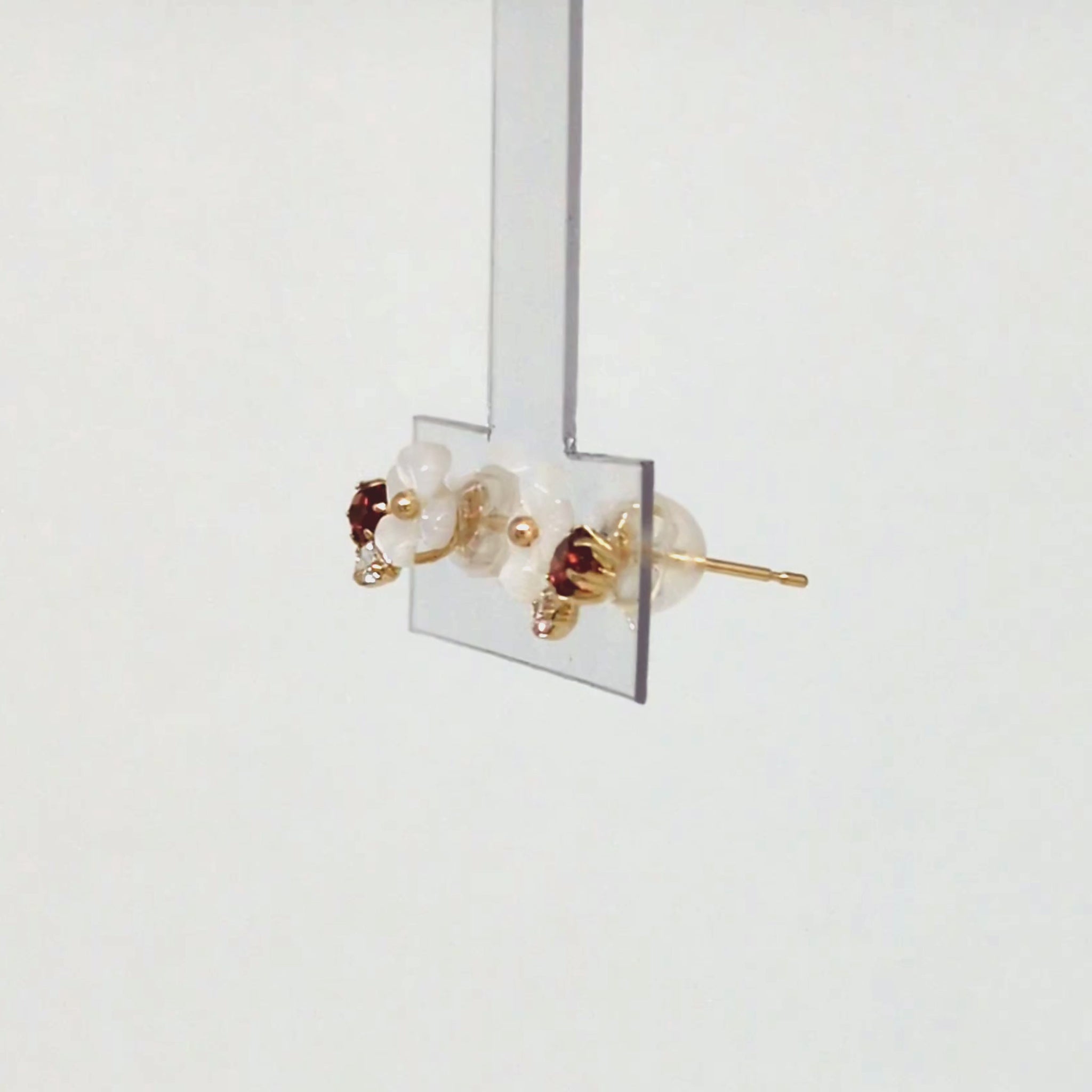 18K/10K White Shell Garnet Flower Stud Earrings (Yellow Gold) - Product Video