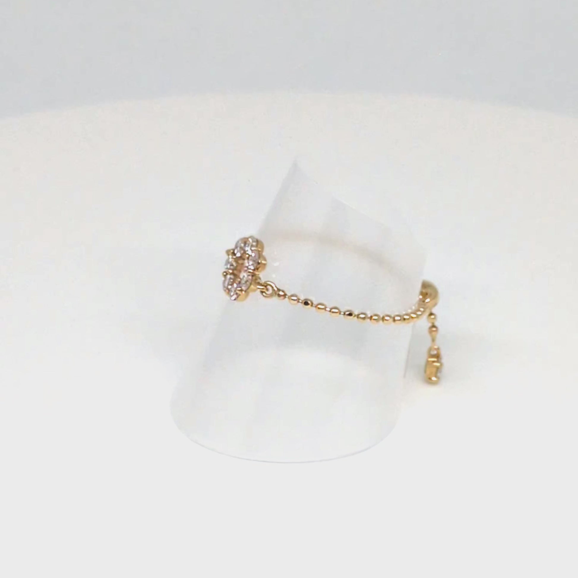 10K Moissanite Circle Flower Chain Ring (Yellow Gold) - Product Video