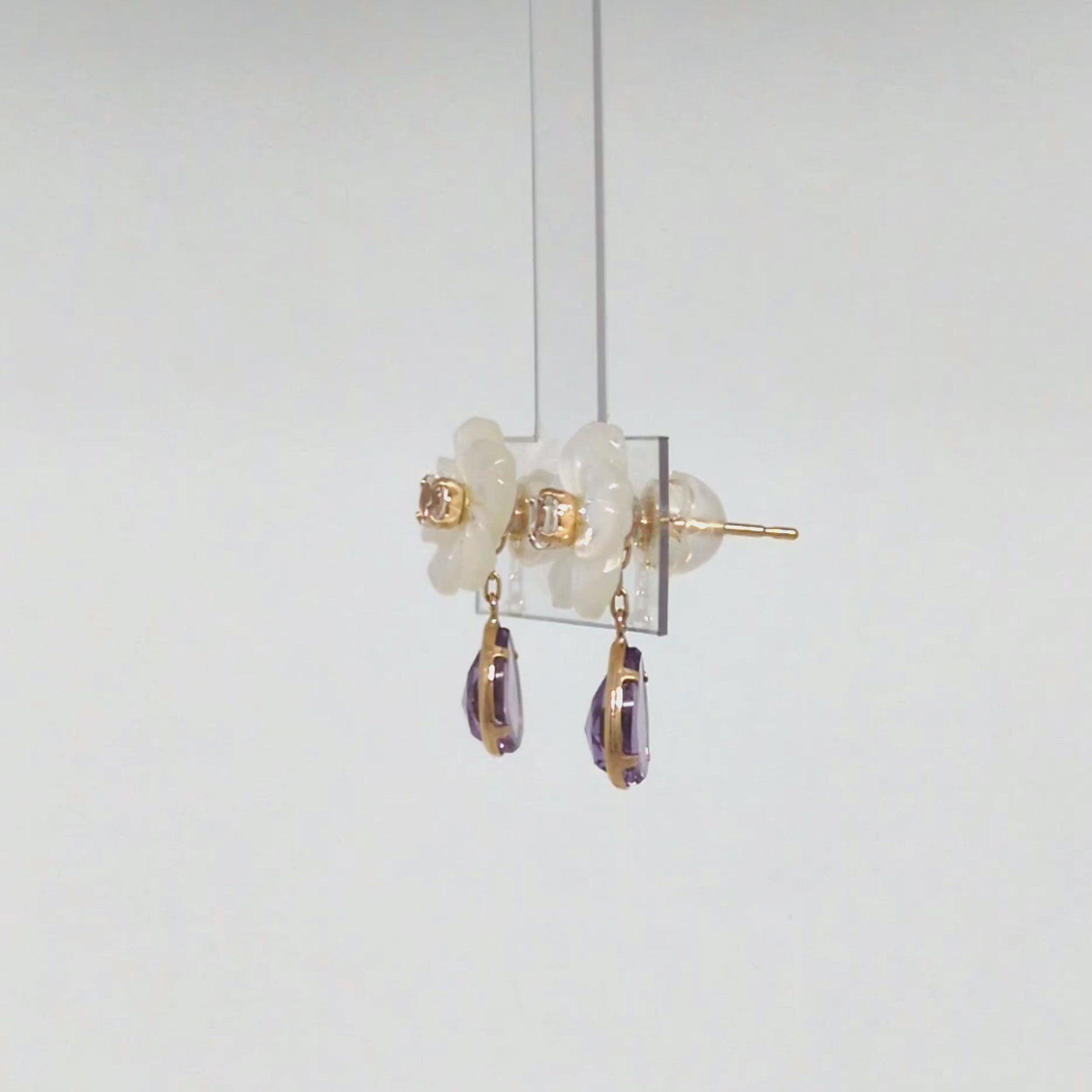 18K/10K White Shell Earrings [Blossom] (Yellow Gold) - Product Video