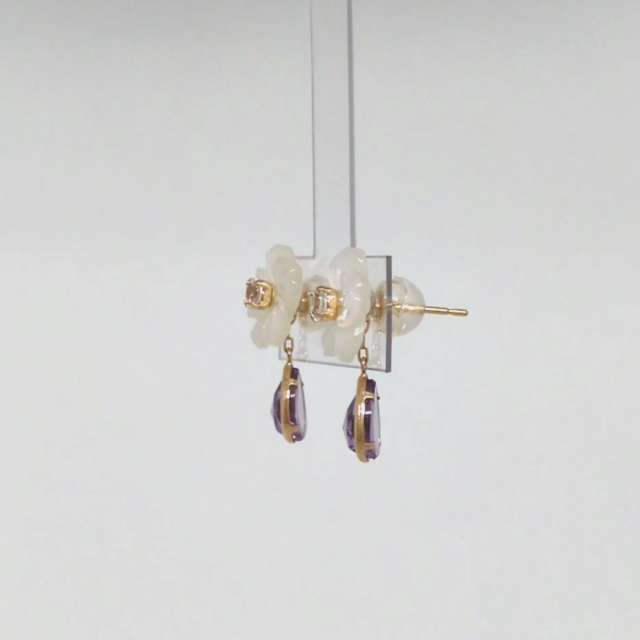 18K/10K White Shell Earrings [Blossom] (Yellow Gold) - Product Video