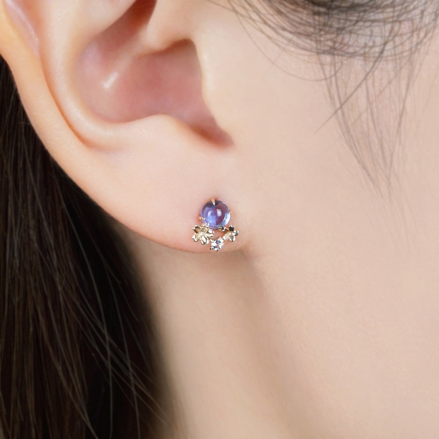 [Birth Flower Jewelry] March Forget-me-not Earrings (Yellow Gold) - Model Image